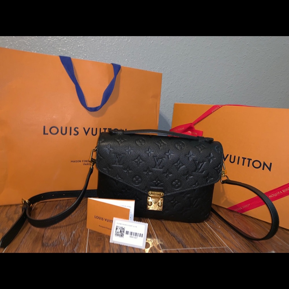 Like new authentic Louis Vuitton Pochette Metis